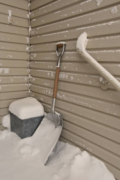 Prahu, Balkónový, lopatu a krabice od mléka pokryté sněhem u vchodu do domu na ocelový jednostranný.  - Fotografie, Obrázek