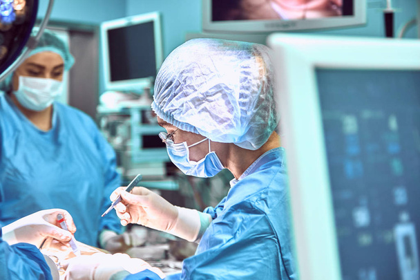 Chin vermindering augmentatie onderkin verwijderen plastische chirurgie cosmetische operatie concept. Kin chirurgie close-up met open wond. - Foto, afbeelding