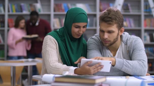 Multiethnische College-Studenten teilen Tablet-PC - Filmmaterial, Video