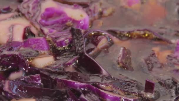 スライスした赤キャベツは、野菜スープを沸騰煮です。健康食品。オーガニック製品です。ダイエット食品を調理します。貴重な天然アントシアニン ソース。抗酸化効果を持つ紫色のフラボノイド色素。クローズ アップ - 映像、動画