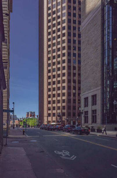 Boston, USA: 20. toukokuuta 2017: Näkymä kadulle ja autoihin Bostonin keskustassa
 - Valokuva, kuva