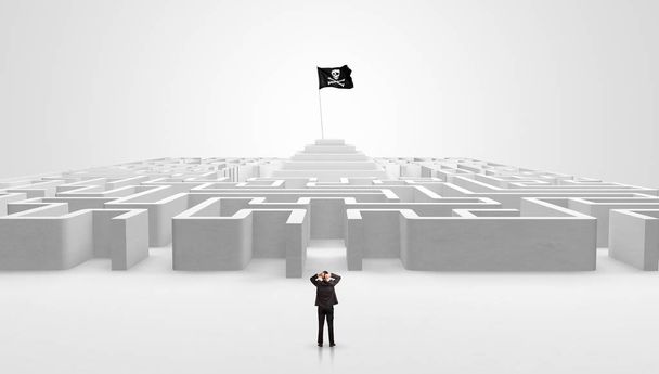 Homme debout à l'extérieur d'un labyrinthe avec drapeau pirate
 - Photo, image