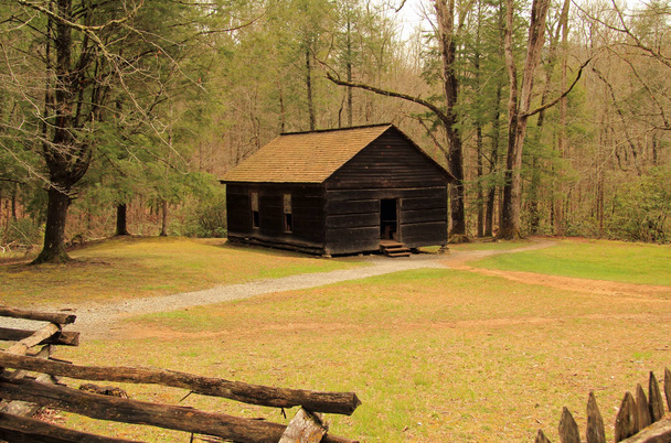 Esta estrutura serviu uma vez como uma escola e igreja na cidade fantasma de Little Greenbrier, Great Smokey Mountains National Park, Tennessee
 - Foto, Imagem