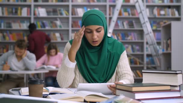 Unavený Arabská studentka utrpení, bolest hlavy - Záběry, video