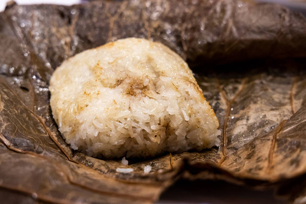 Клейкий рис, завернутый в клецки, популярный китайский дим-сам в Гонконге в качестве завтрака
 - Фото, изображение