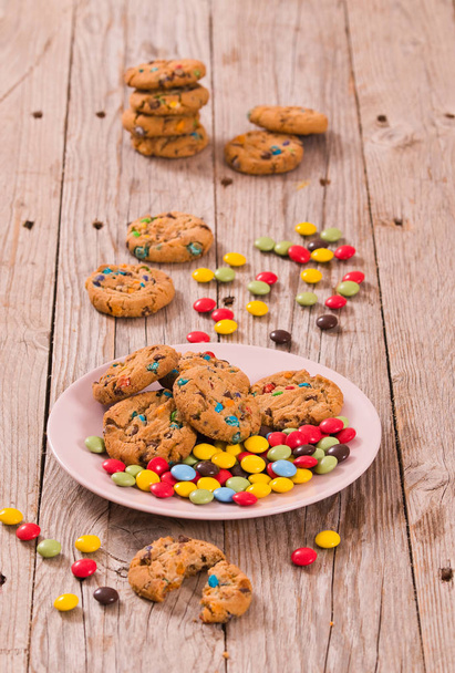Biscotti ricoperti di caramelle sul tavolo di legno
. - Foto, immagini