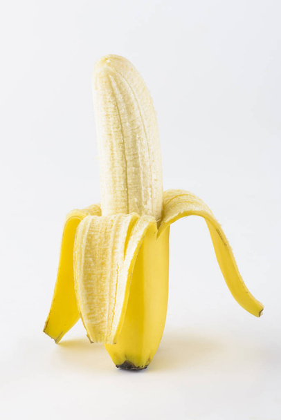 Plátanos aislados sobre fondo blanco - Foto, Imagen