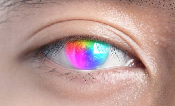 Lähellä värikkäitä sateenkaaren silmiä. Monivärinen kaltevuus näkyvä spektrin piilolinssi rakenne. Makrotason yksityiskohdat
 - Valokuva, kuva