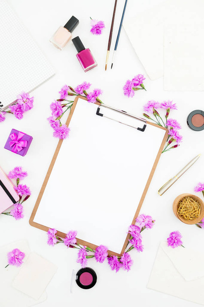 Blogger espacio de trabajo con portapapeles, cuaderno, flores de color rosa y accesorios sobre fondo blanco. Piso tendido, vista superior
. - Foto, imagen