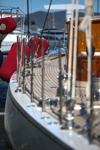 Wyścig łodzi żaglowych na francuskiej riwierze  - Zdjęcie, obraz