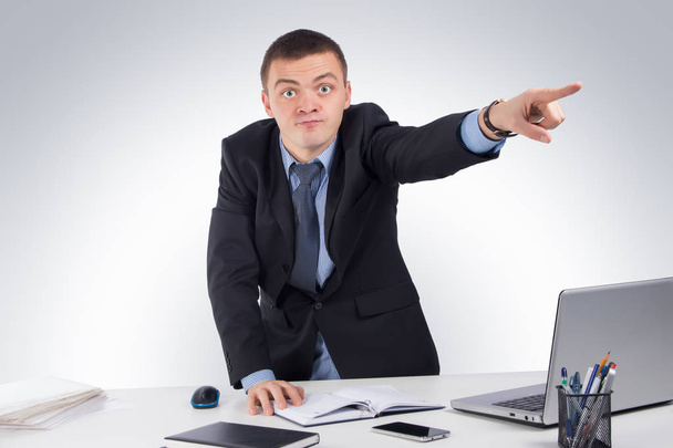Büro, Geschäft, Technologie, Finanzen und Internetkonzept - wütender Geschäftsmann zeigt frontal auf grauen Hintergrund - Foto, Bild