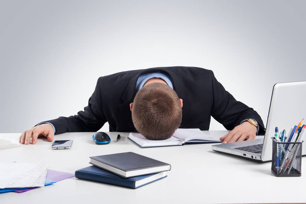 Oficina, tecnología, finanzas, internet, negocios, éxito y gente concepto-hombre de negocios agotado quedarse dormido en su escritorio de la oficina
 - Foto, Imagen