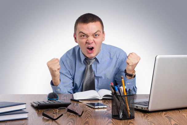 Γραφείο, οικονομικά, internet, Επιχειρηματικό, επιτυχία και άνθρωποι έννοια-θυμωμένος επιχειρηματίας φωνάζει στο γραφείο σε γκρίζο φόντο - Φωτογραφία, εικόνα