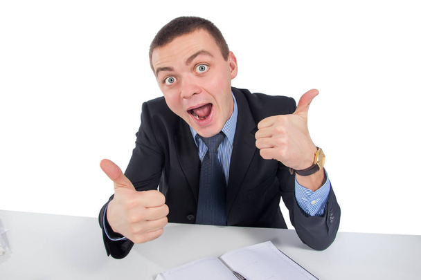 Büro, Geschäft, Technologie, Finanzen und Internet-Konzept - lächelnder Geschäftsmann zeigt auf weißem Hintergrund vereinzelt ein Zeichen mit dem Daumen nach oben - Foto, Bild