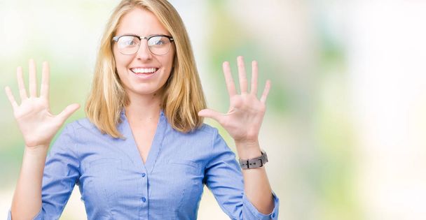Красивая молодая деловая женщина на изолированном фоне показывает и указывает пальцами номер десять, улыбаясь уверенно и счастливо
. - Фото, изображение