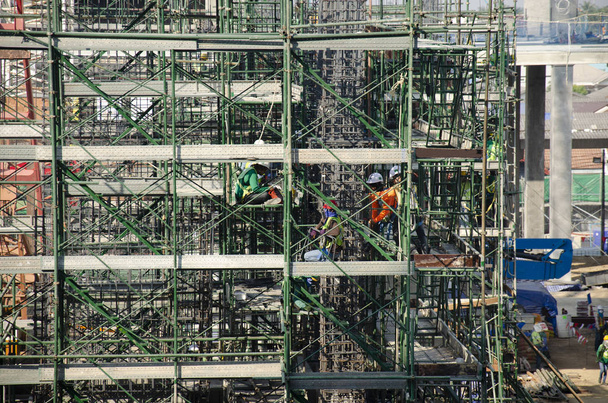 Povo asiático e trabalhadores tailandeses com maquinaria pesada trabalhando construtor novo edifício no canteiro de obras edifício alto no andaime na capital em Bangkok, Tailândia
. - Foto, Imagem