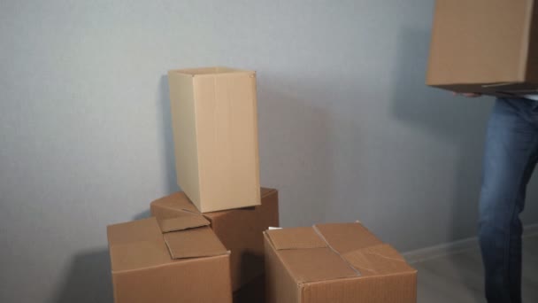 irreconocible hombre de servicio de entrega pone una gran cantidad de cajas de cartón y cajas que caen
 - Metraje, vídeo