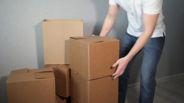 Slow-motion van man neemt een heleboel vakken vallen, 4k en kartonnen doos - Video