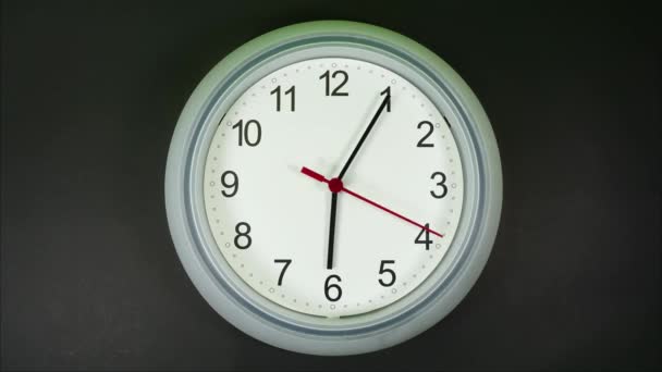Klokken tijd voorbij 20 minuten met bewegende schaduw van wijzers. Ronde witte klok, tijd vervallen snel. - Video