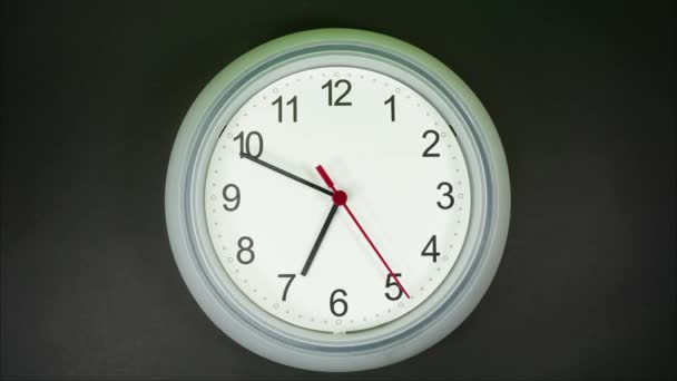 Klokken tijd voorbij 20 minuten met bewegende schaduw van wijzers. Ronde witte klok, tijd vervallen snel. - Video