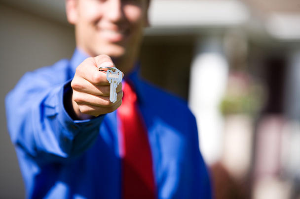 Home: Agent Handing Over Home Keys - Foto, imagen