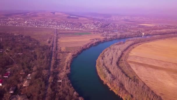 Langsamer Drohnenflug über blauem Fluss und landwirtschaftlichen Flächen. dniester Fluss, Republik Moldau. 4k Vogelperspektive - Filmmaterial, Video