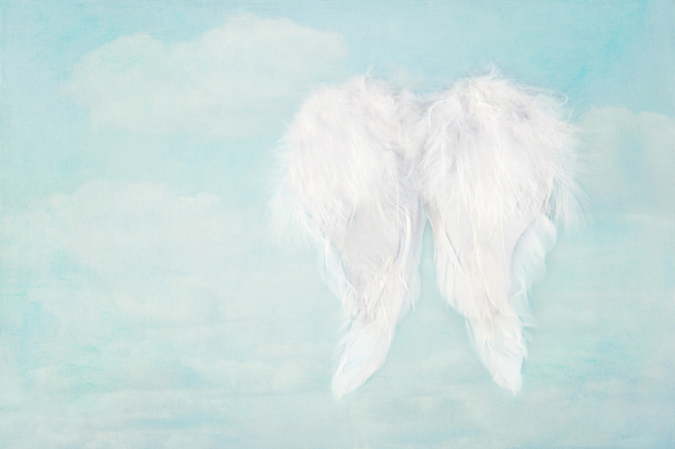 biały anioł skrzydła na tle błękitnego nieba - Zdjęcie, obraz