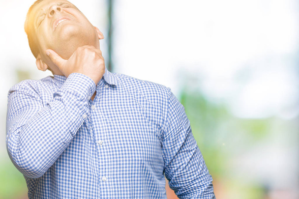Arabischer Geschäftsmann mittleren Alters über isolierten Hintergrund mit schmerzhaftem Hals, Halsschmerzen wegen Grippe, Scholle und Infektion - Foto, Bild