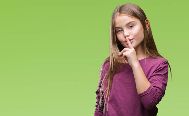Young beautiful girl over isolated background asking to be quiet with finger on lips. Silence and secret concept. - Foto, Imagen