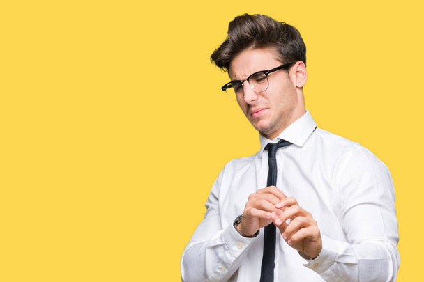 Mladí obchodní muž nosí brýle izolované pozadí znechucený výraz, nespokojený a strach dělá tvář odporem, protože reakce averzi. S rukama nad hlavou. Otravné koncept. - Fotografie, Obrázek