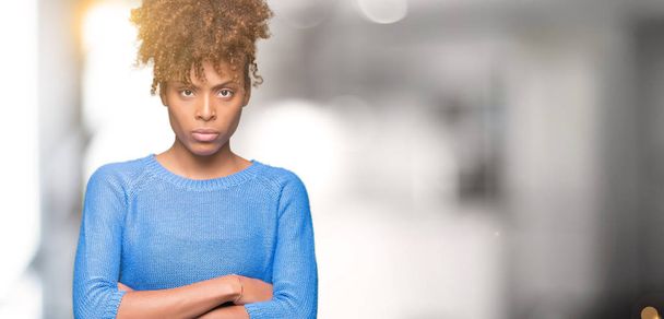 Güzel genç Afro-Amerikan kadın izole arka plan şüpheci ve çapraz kolları olan yüzündeki gergin, onaylamayan ifade yüzünden. Negatif kişi. - Fotoğraf, Görsel