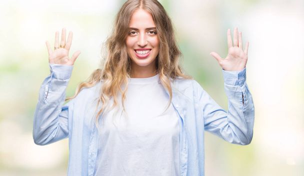 schöne junge blonde Frau über isoliertem Hintergrund zeigt und zeigt mit den Fingern Nummer zehn, während sie selbstbewusst und glücklich lächelt. - Foto, Bild
