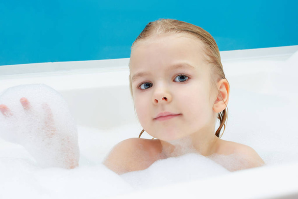 Retrato de niña tomando baño de burbujas en casa
 - Foto, Imagen