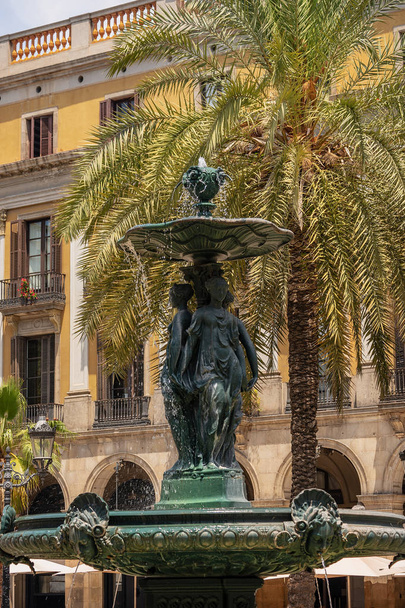 Placa Reial üç graces bronz çeşme detayını Barcelona, Catalonia, İspanya'nın Barri Gotic (Plaza Real veya Royal Plaza), meydanda  - Fotoğraf, Görsel