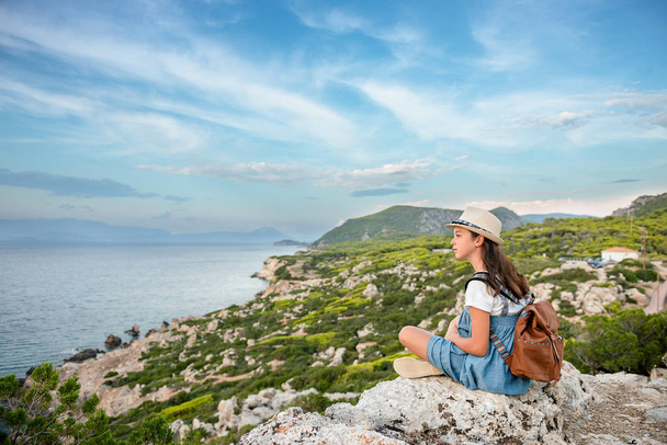 .Young beautiful girl traveling along the coast of the Mediterranean Sea. - Φωτογραφία, εικόνα