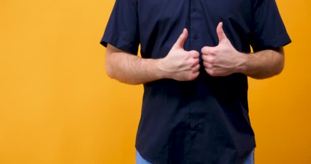 Gros plan des mains masculines montrant les pouces jusqu'à la caméra
 - Séquence, vidéo