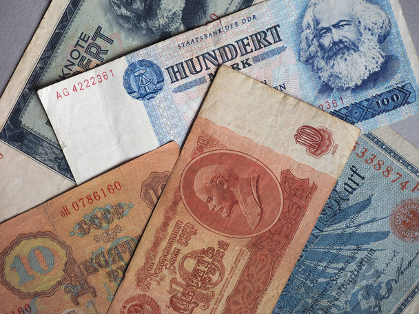 Вінтаж зняв банкноти Радянського Союзу, Німецької Демократичної Республіки та Німецької імперії. - Фото, зображення
