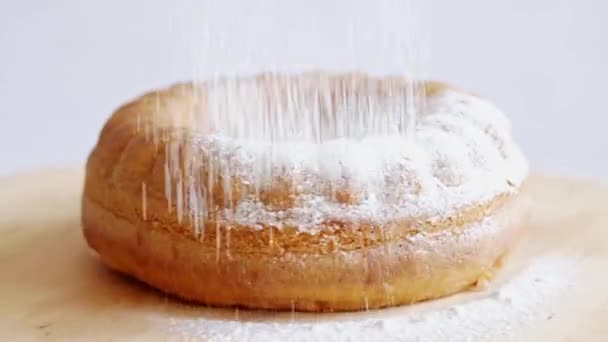 Primer plano de la torta tradicional con azúcar en polvo para Pascua
  - Metraje, vídeo