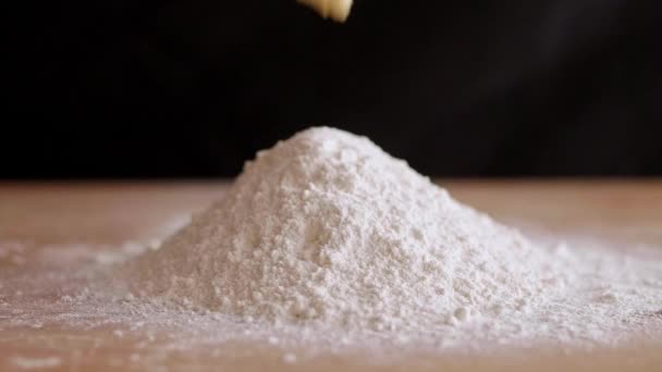 小麦粉にバターのブロック - 映像、動画