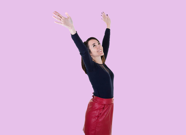 ładna kobieta z radości ręce w powietrzu w różowym tle zadowolony - Zdjęcie, obraz