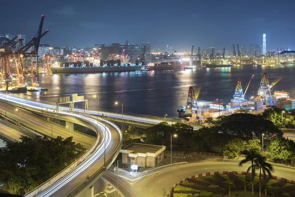 Port towarowy i autostrady w Hongkongu - Zdjęcie, obraz