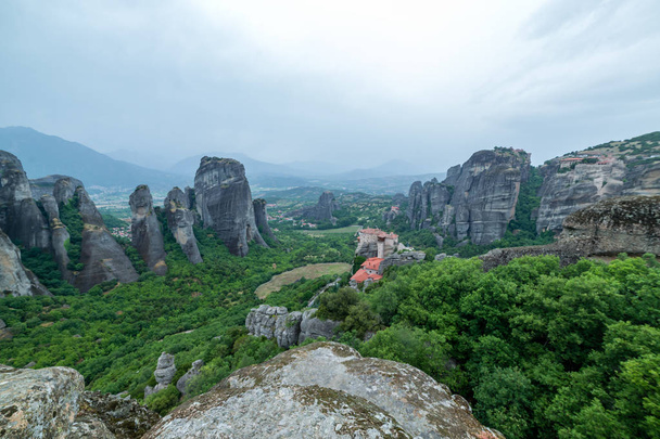 Μετέωρα Μονή Ελλάδα με θέα στην κοιλάδα και τα βουνά - Φωτογραφία, εικόνα