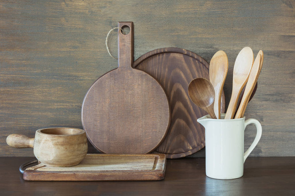 Посуд, порцеляна, білий посуд та інші різні речі на дерев'яній стільниці. Кухонне натюрморт як фон для дизайну. Копіювати простір
. - Фото, зображення