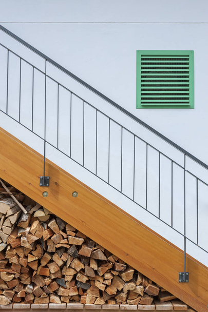 Ułożone Drewno kominkowe, schody i air vent z dom mieszkalny - Zdjęcie, obraz