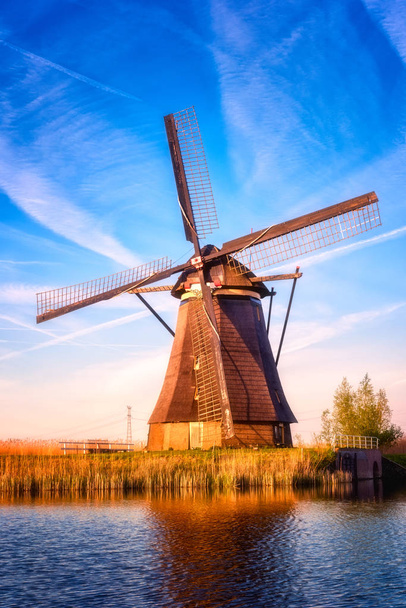Úžasné, příroda, malebná krajina slunce, větrných mlýnů, modré oblohy a vody. Tradiční Holandská krajina, slavný vesnice mlýny Kinderdijk, oblíbenou turistickou atrakcí v Nizozemí (Holandsko). Vertikální obrázek - Fotografie, Obrázek