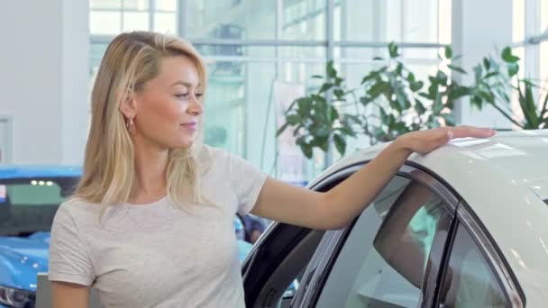 Szczęśliwy piękna kobieta-kierowca Wyświetlono kluczyki do nowego samochodu ker - Materiał filmowy, wideo