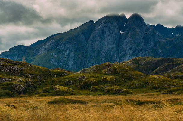 Гарний вигляд в гори на Лофотені островах, фокус на фоні, Норвегія - Фото, зображення