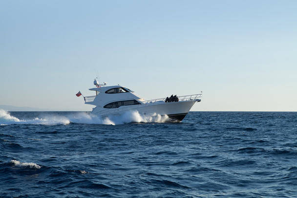 Un yacht à moteur privé
 - Photo, image