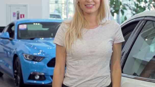 Başparmak gösterilmesini, arabanın anahtarları tutan mutlu kadın sürücü - Video, Çekim