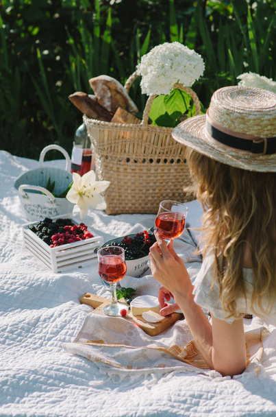 women in a straw hat on a picnic outdoors - Foto, Imagem